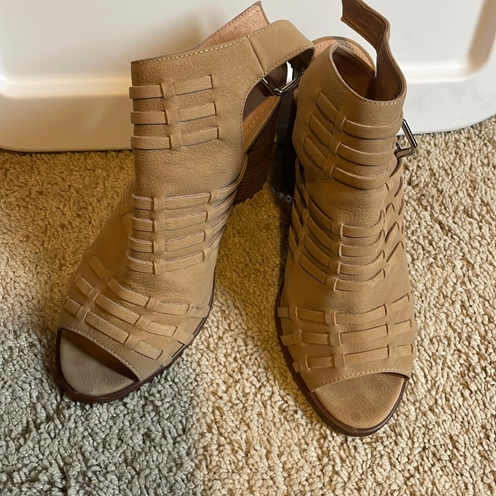 Tan summer sandal